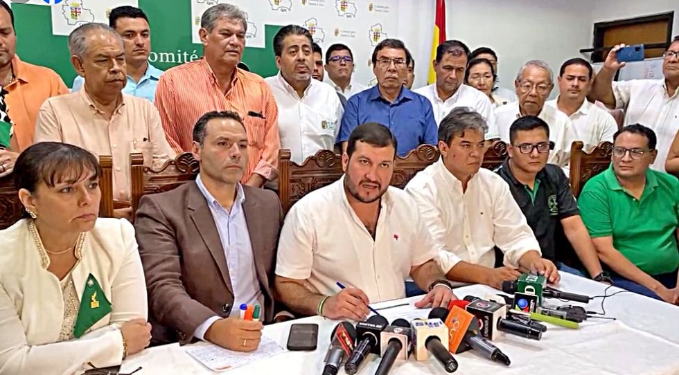 CÍVICOS EXIGEN LIBERACIÓN INMEDIATA DE COMBUSTIBLE