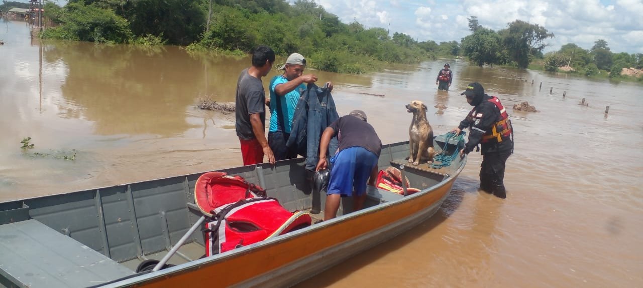 EVACÚAN A FAMILIAS EN OKINAWA Y PAILÓN TRAS EL DESBORDE DEL RÍO GRANDE
