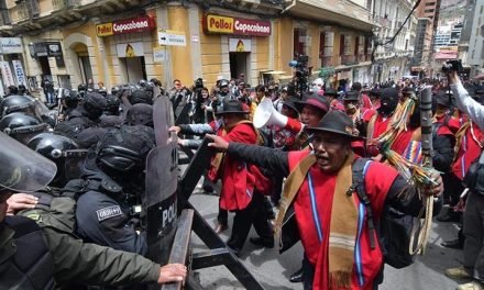 PONCHOS ROJOS LLEGAN A LA CIUDAD DE LA PAZ PARA “CERCAR LA PLAZA MURILLO”