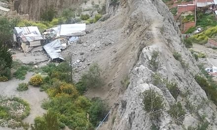 DOS CASAS SON SEPULTADAS POR UN TALUD QUE COLAPSÓ EN LLOJETA