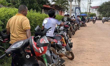 LARGAS FILAS DE MOTOS EN COBIJA BUSCANDO COMBUSTIBLE