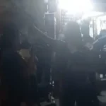 LLEVAN SERENATA EN LA FILA POR GASOLINA ¡FELIZ CUMPLEAÑOS Y QUE ENCUENTRES MUCHA GASOLINA!