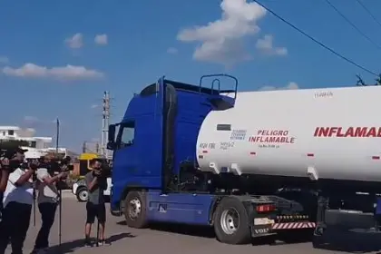 LLEGAN CISTERNAS CON COMBUSTIBLE Y ESPERAN CUBRIR 80% DE LA DEMANDA