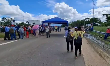 INSTALAN BLOQUEO EN YAPACANI  POR COMBUSTIBLE