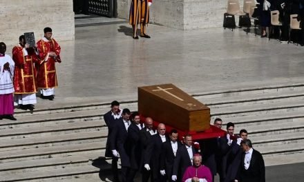 MILES DE PERSONAS ACOMPAÑARON TRASLADO DEL FÉRETRO DEL PAPA FRANCISCO