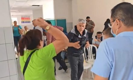 LANZAN HUEVOS AL ALCALDE DE PUERTO SUAREZ POR FALTA DE MANTENIMIENTO A HOSPITAL