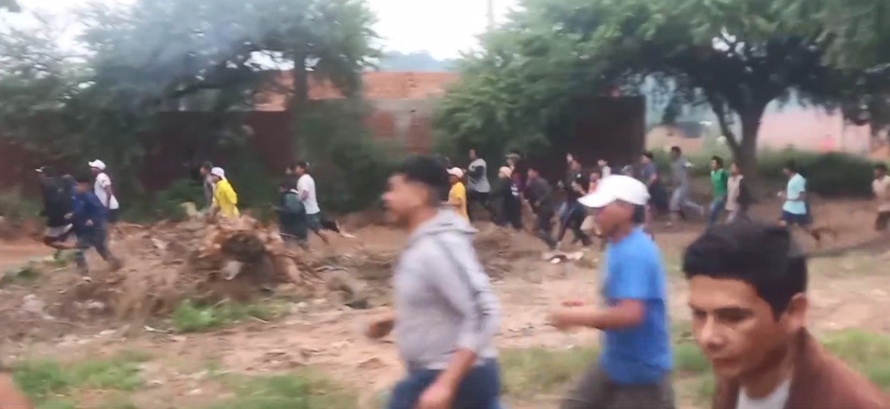 ENFRENTAMIENTOS POR DESALOJO EN EL BARRIO SANTA LUCIA ZONA ESTE DE LA CIUDAD