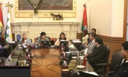 CHAMBILLA PROMULGA LA LEY QUE RETROTRAE LAS TARIFAS DEL TRANSPORTE URBANO EN LA PAZ