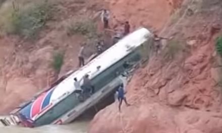 CAMIÓN CISTERNA CON COMBUSTIBLE SE VUELCA EN SUCRE