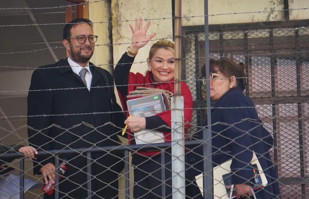 TRIBUNAL ANULA PROCESO ORDINARIO CONTRA AÑEZ Y LO REMITE A JUICIO DE RESPONSABILIDADES