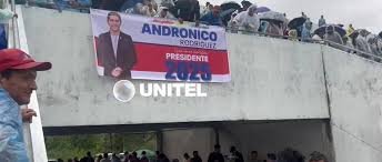 INSTALAN CARTEL CON EL MENSAJE “ANDRÓNICO PRESIDENTE” EN EL ESTADIO DE LA PROCLAMACIÓN DE EVO MORALES