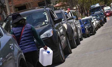 PERSISTEN LAS FILAS POR COMBUSTIBLE EN COCHABAMBA Y LA PAZ