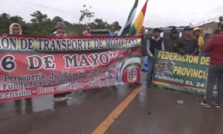 TRANSPORTISTAS LEVANTAN BLOQUEO EN GUARAYOS  TRAS ACUERDO CON LA GOBERNACIÓN