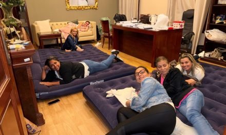 SILVANA MUCARZEL DURMIÓ EN SU OFICINA DEL CONCEJO A LA ESPERA DE LA SESIÓN