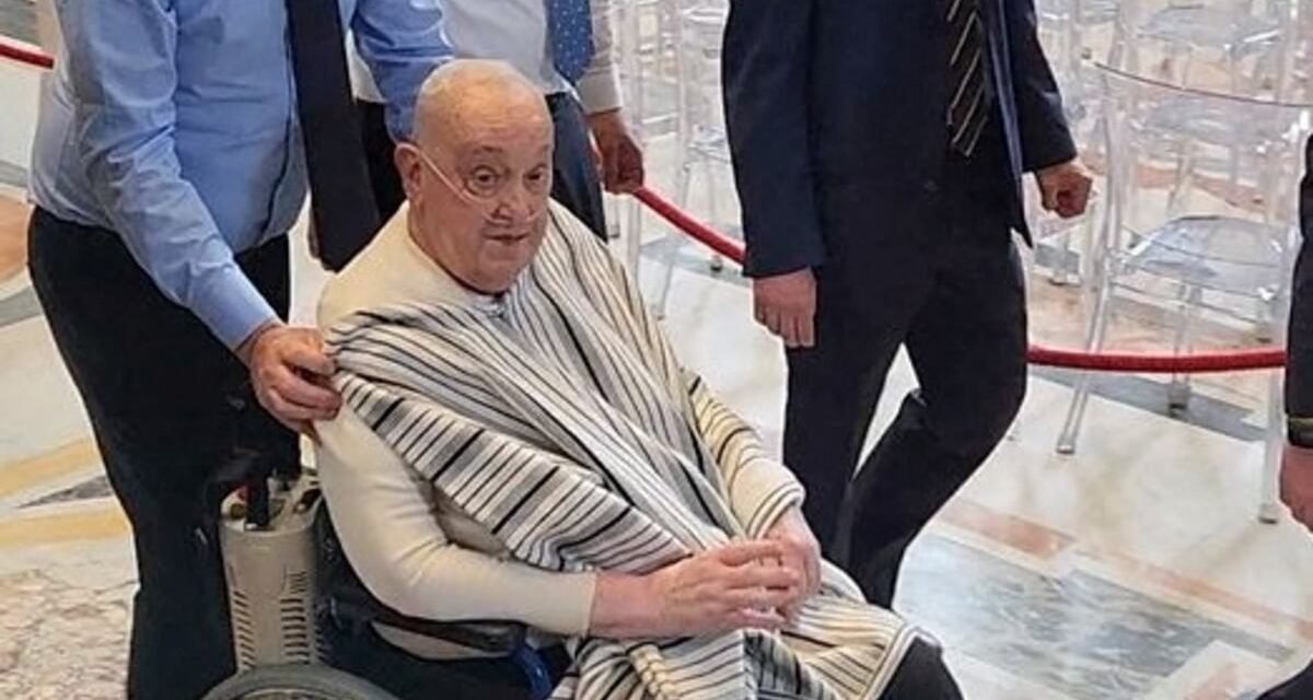 EL PAPA APARECE POR SORPRESA EN LA BASÍLICA DE SAN PEDRO