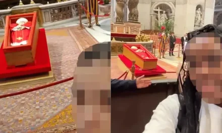 INDIGNACIÓN EN EL VATICANO POR ‘SELFIES’ JUNTO AL FÉRETRO DEL PAPA FRANCISCO