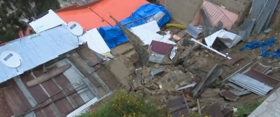 UN TALUD EN LA ZONA VINO TINTO DESTRUYE AL MENOS DOS VIVIENDAS
