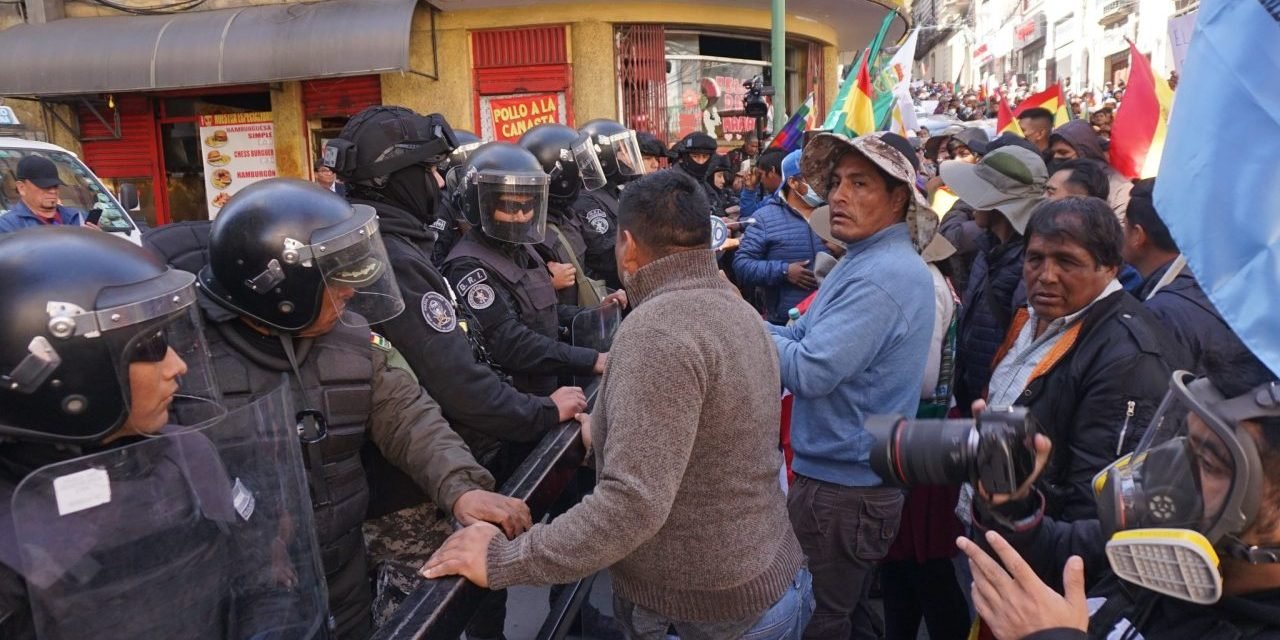 AFINES A MORALES INTENTAN INGRESAR A LA PLAZA MURILLO Y CONTENIDOS POR LA POLICÍA