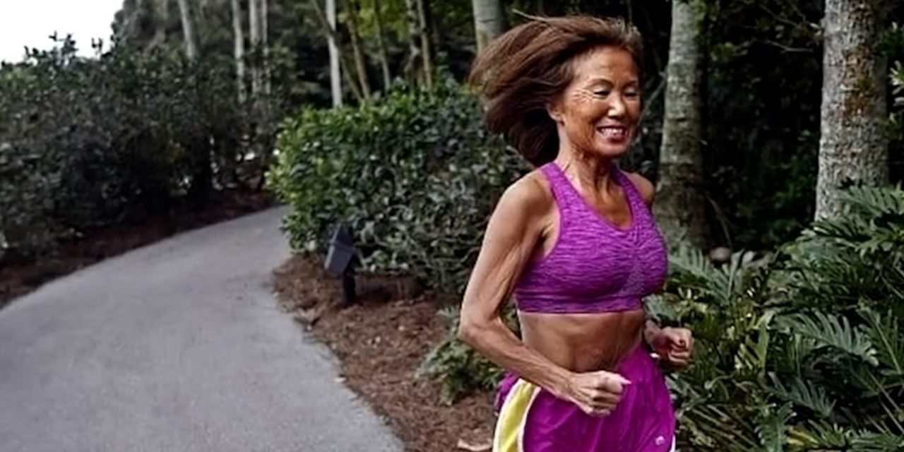 TIENE 77 AÑOS, CORRE 80 KILÓMETROS SEMANALES Y REVELÓ CUÁL ES LA DIETA Y  ENTRENAMIENTO QUE LA MANTIENEN EN FORMA