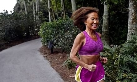 TIENE 77 AÑOS, CORRE 80 KILÓMETROS SEMANALES Y REVELÓ CUÁL ES LA DIETA Y ENTRENAMIENTO QUE LA MANTIENEN EN FORMA