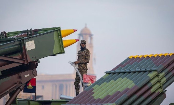 PAKISTÁN INVOCÓ LEGÍTIMA DEFENSA Y ORDENÓ RESPONDER AL ATAQUE AÉREO DE INDIA