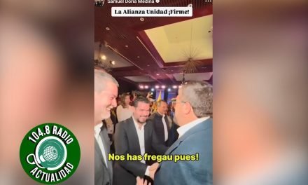 SAMUEL SE RÍE DE LA «LISTA NEGRA» ESTRECHANDO LA MANO A EFRAÍN SUÁREZ DE CREEMOS