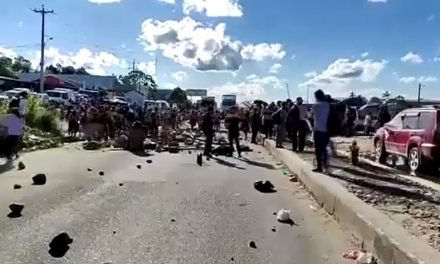 «EVISTAS” BLOQUEAN CARRETERA COCHABAMBA- SANTA CRUZ