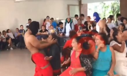 CONTROVERSIAL CELEBRACIÓN DEL DÍA DE LA MADRE CON BAILARINES