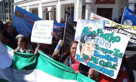 PADRES DE FAMILIA MARCHAN EXIGIENDO DESAYUNO ESCOLAR Y RETROACTIVO A LA ALCALDÍA
