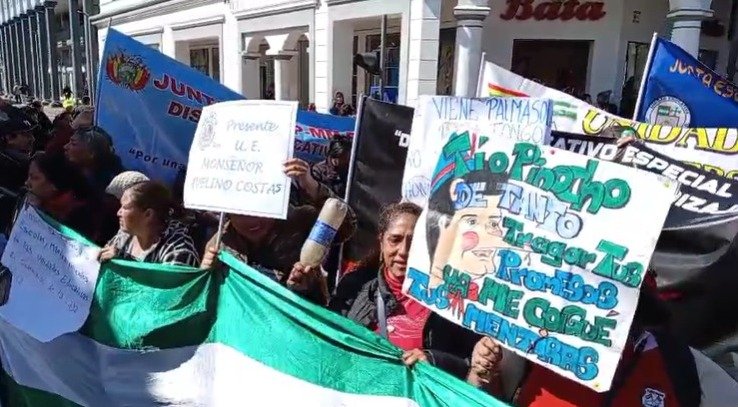PADRES DE FAMILIA MARCHAN EXIGIENDO DESAYUNO ESCOLAR Y RETROACTIVO A LA ALCALDÍA