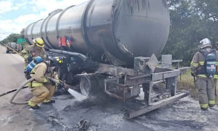 BOMBEROS CONTROLAN INCENDIO DE CAMIÓN CISTERNA CARGADO CON DIÉSEL