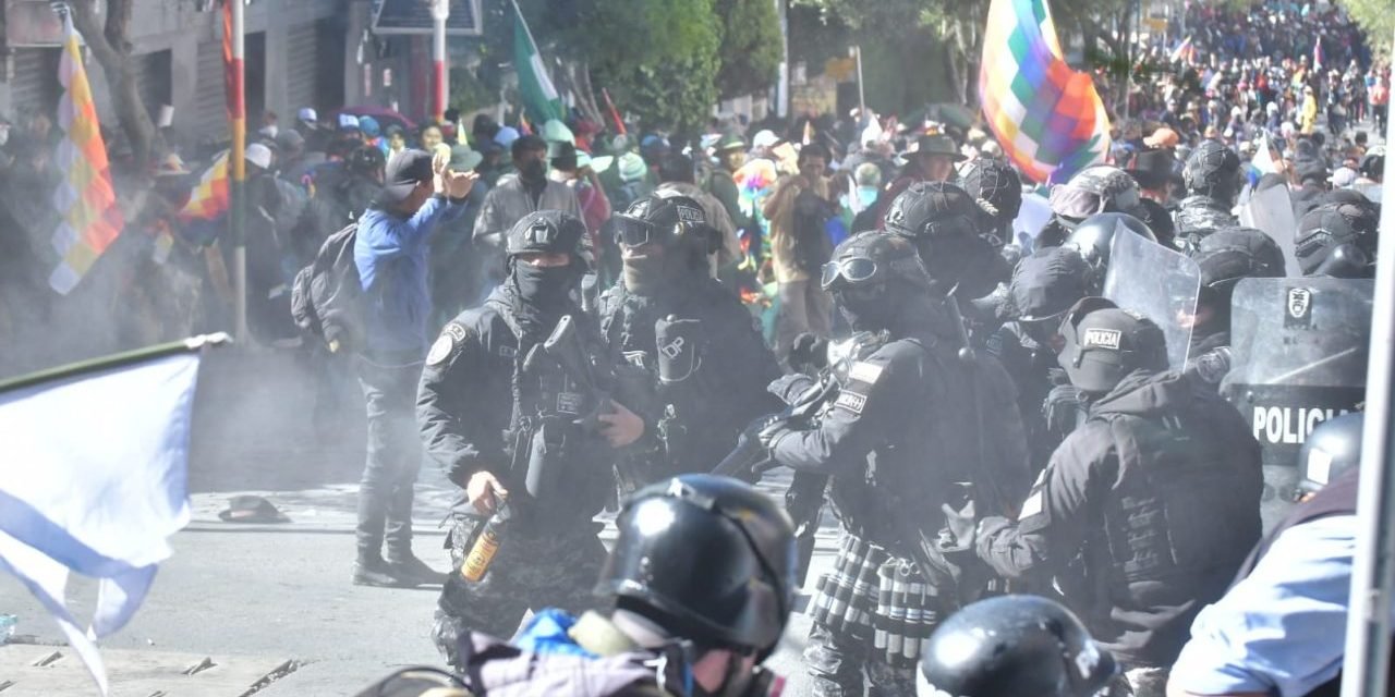 POLICÍA LOGRA DISPERSAR «MOVILIZACIÓN EVISTA” TRAS TORNARSE AGRESIVA