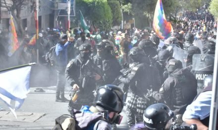 POLICÍA LOGRA DISPERSAR  «MOVILIZACIÓN EVISTA” TRAS TORNARSE AGRESIVA