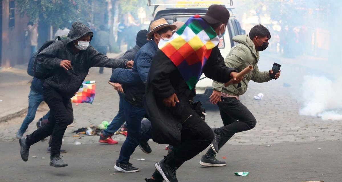 26 DETENIDOS Y A CUATRO POLICÍAS HERIDOS EN PROTESTAS “EVISTAS” EN LA PAZ