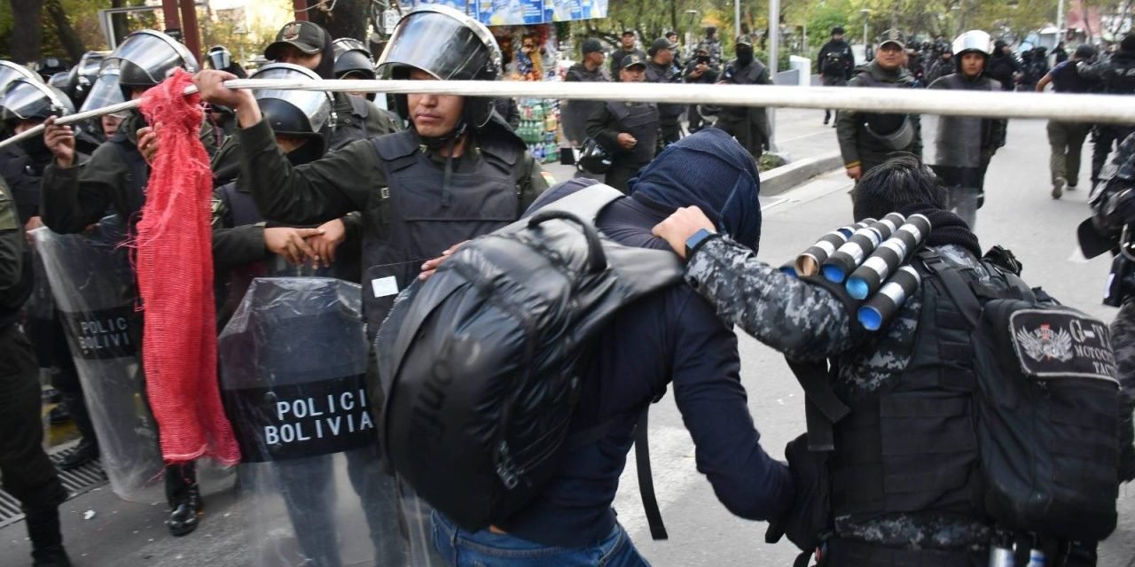 POLICÍAS DISPERSAN MARCHA “EVISTA” EN LA PAZ