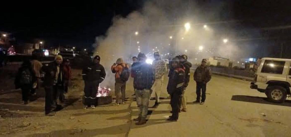 TRANSPORTISTAS BLOQUEAN CAMINO A LAJA POR LA FALTA DE COMBUSTIBLE