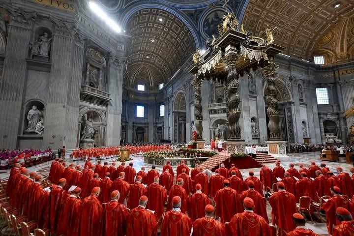 EN LA MISA PREVIA, EL CARDENAL DECANO DEL VATICANO PIDIÓ ELEGIR “AL PAPA QUE LA HUMANIDAD NECESITA”