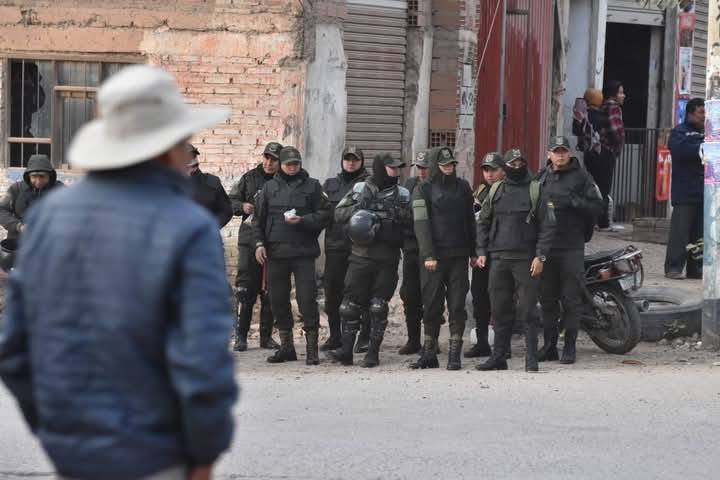 FUERTE RESGUARDO POLICIAL  PIRQUE – PAROTANI EN LA MARCHA ‘EVISTA’