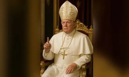 TRUMP PUBLICA UNA FOTO VESTIDO DE PAPA EN LA RED TRUTH SOCIAL