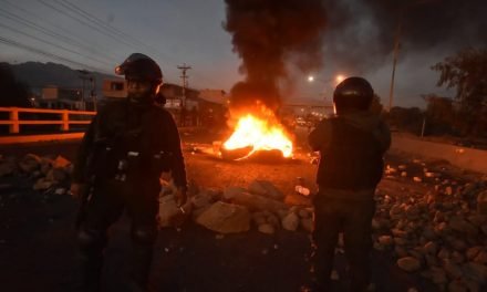 POLICÍAS USAN GASES LACRIMÓGENOS Y DESBLOQUEAN PUENTE KHORA