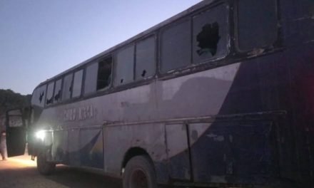 EVISTAS’ APEDREAN UN BUS CON PASAJEROS EN COCHABAMBA