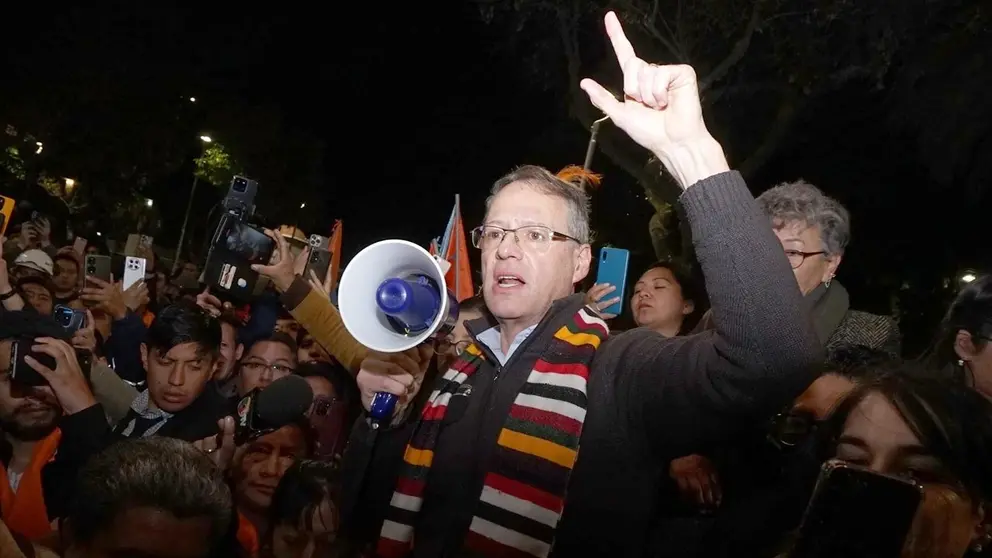 DUNN ENTREGA DOCUMENTOS  AL TSE Y DICE QUE CUMPLIÓ CON TODOS REQUISITOS