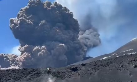 EL ETNA VOLVIÓ A ENTRAR EN ERUPCIÓN Y GENERÓ ALERTA EN SICILIA