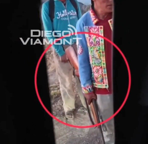 BLOQUEADOR ARMADO DETIENE BUS DE PROFESORES Y EXIGE DINERO EN RUTA DEL OCCIDENTE