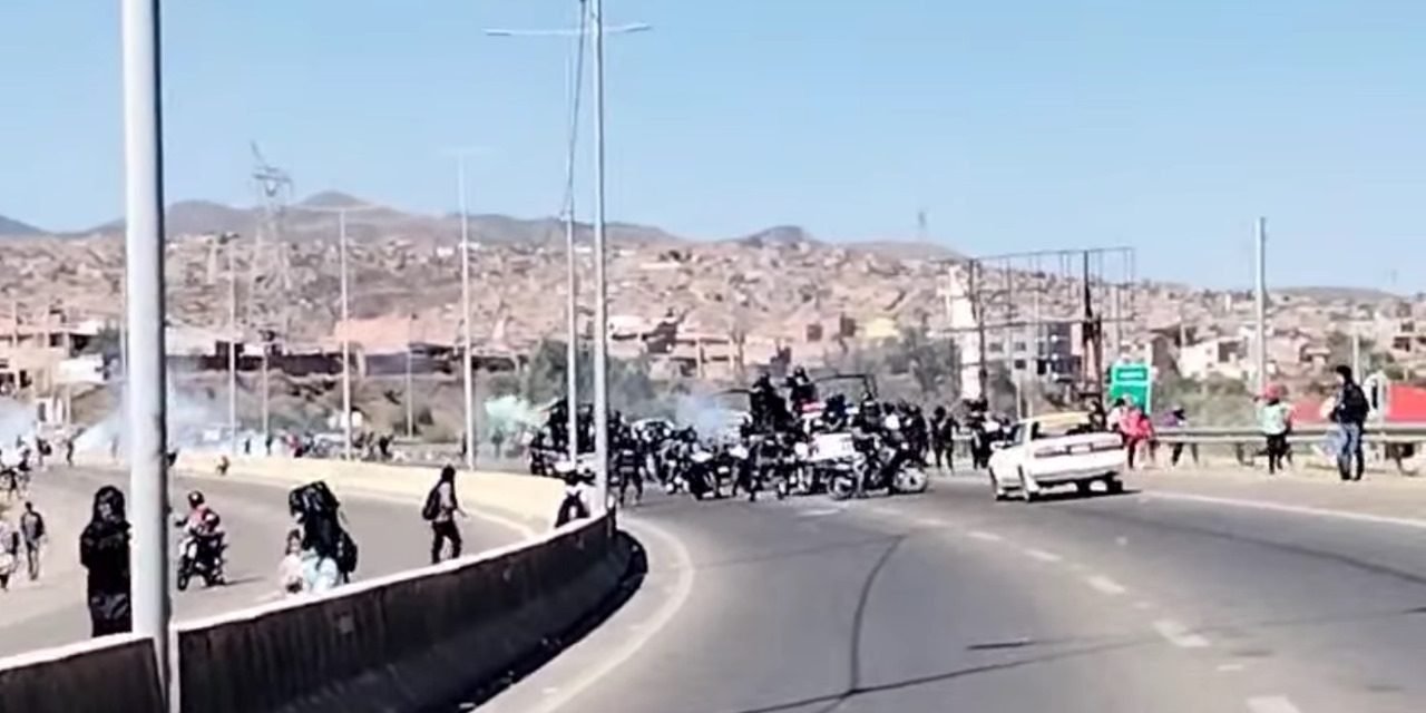 POBLADORES Y POLICÍA LOGRAN DESBLOQUEAR CARRETERA EN VALLE ALTO