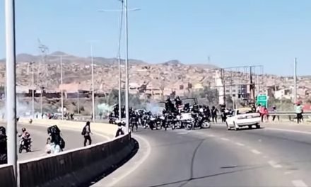 POBLADORES Y POLICÍA LOGRAN DESBLOQUEAR CARRETERA EN VALLE ALTO