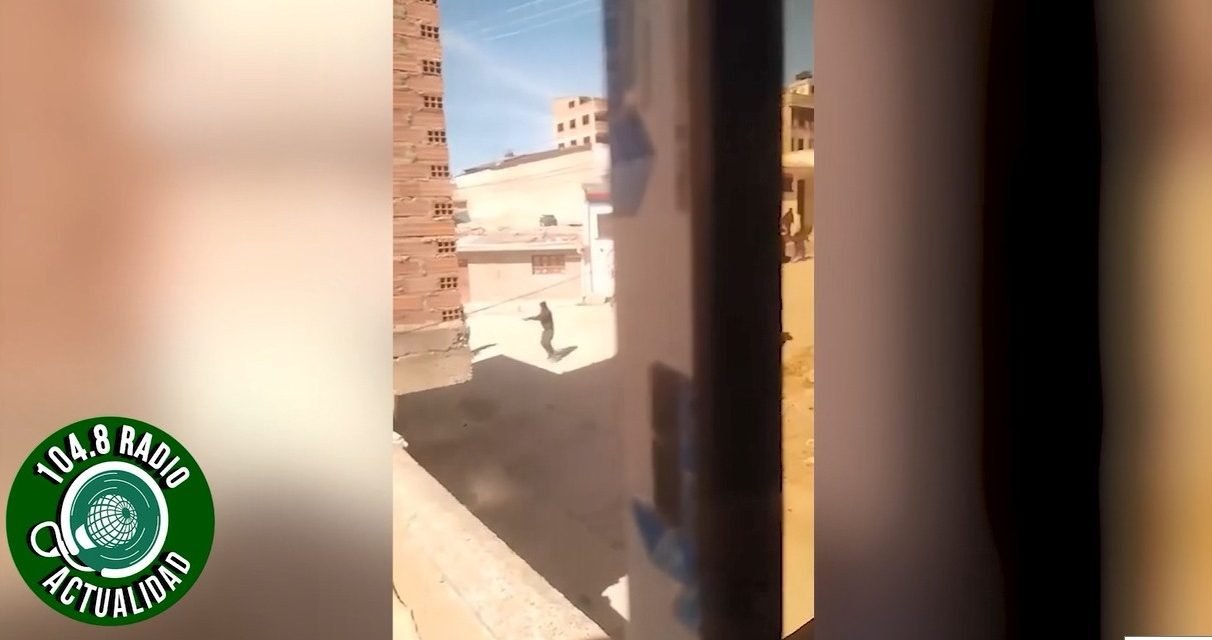 PERSONA ARMADA ES FILMADA DURANTE ENFRENTAMIENTOS ENTRE BLOQUEADORES Y VECINOS