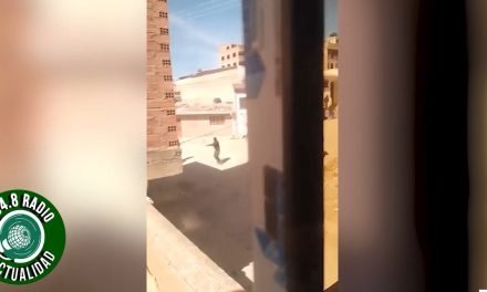 PERSONA ARMADA ES FILMADA DURANTE ENFRENTAMIENTOS ENTRE BLOQUEADORES Y VECINOS