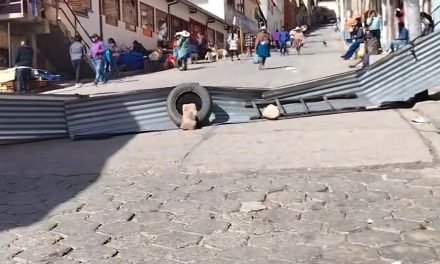 LLALLAGUA AMANECE CON BARRICADAS TRAS VIOLENTOS ENFRENTAMIENTOS 