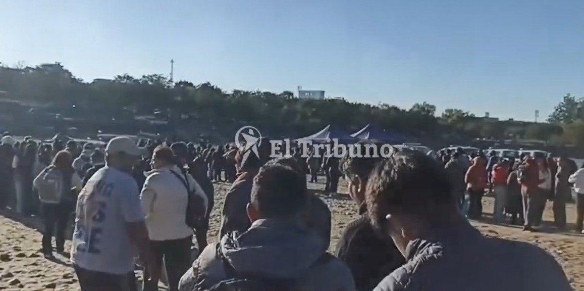 MILES DE ARGENTINOS COLAPSAN EL CRUCE A BERMEJO PARA REALIZAR SUS COMPRAS EN BOLIVIA